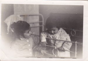 Rok 1959. Dorotka lat pięć i Grażynka około roku