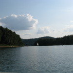 Cisza na jeziorze Solińskim. Stoją chmury, żaglówki i woda