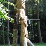 Drewniany diabeł - rzeżba - blisko cerkwi w Bystrem