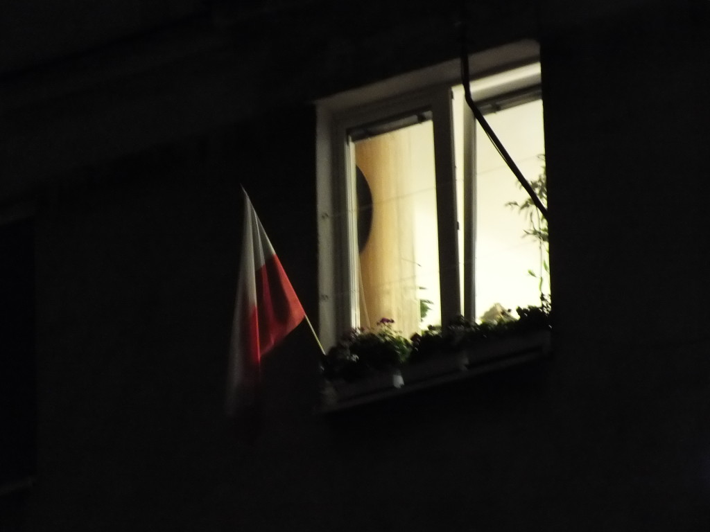 Polska flaga na święto. Kto je dziś wywiesza?