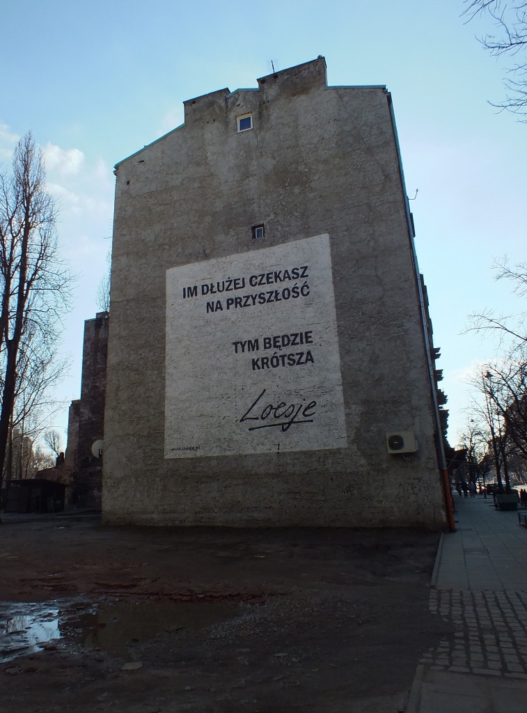 Ulica Stalowa na warszawskiej Pradze. Napis na budynku: Im dłużej czekasz na przyszłość, tym będzie krótsza