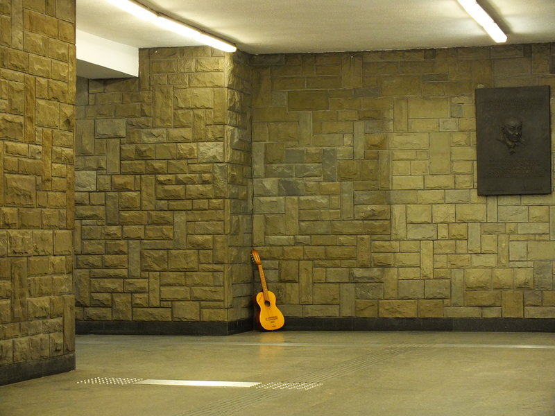 Gitara bez gitarzysty na stacji Metro Politechnika 
