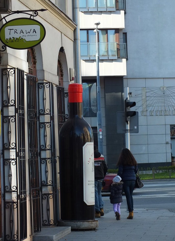 Czerwone wino na placu Grzybowskim. Duża butla poza zasięgiem