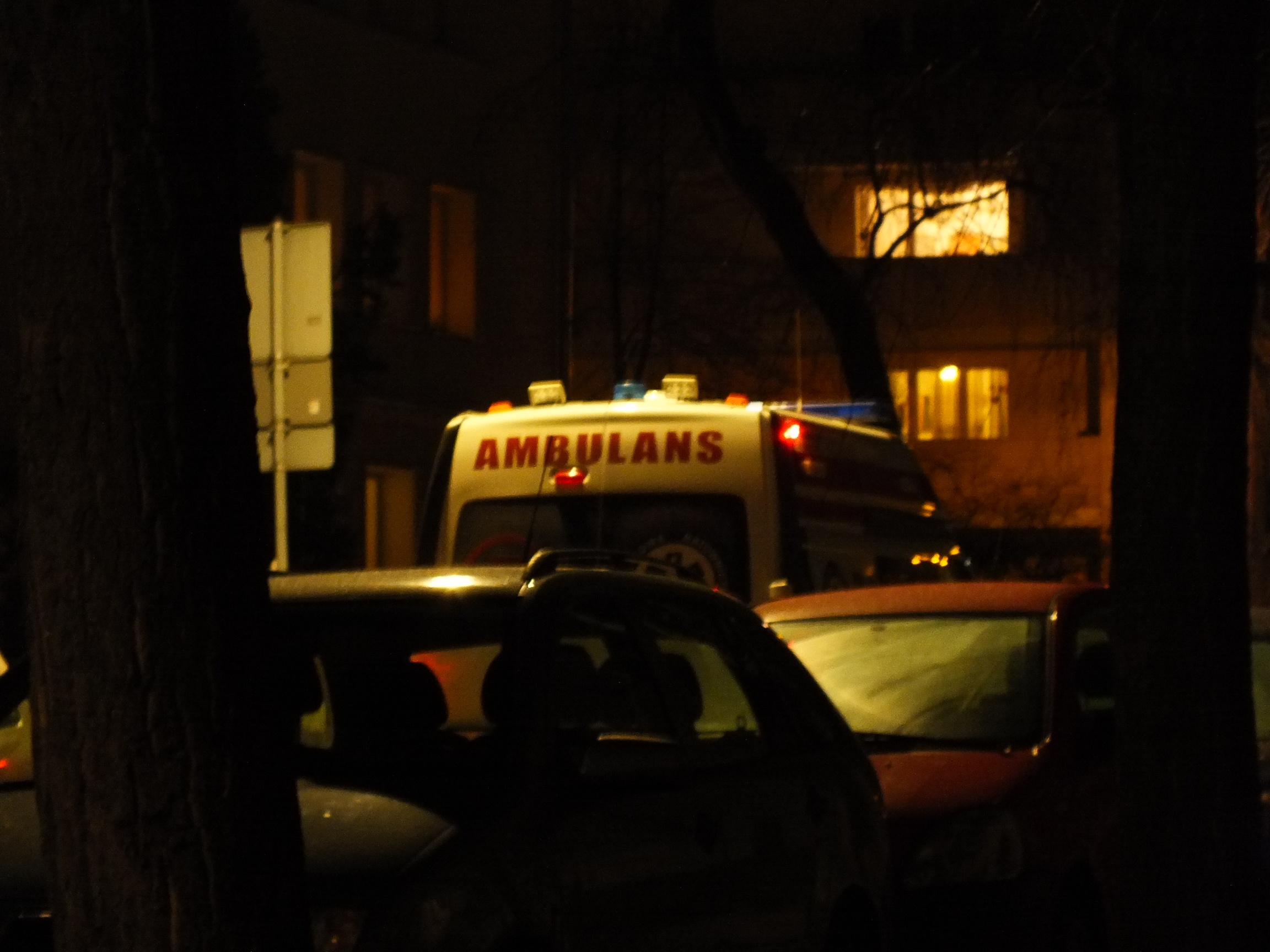 Czasem pod osłoną nocy zajeżdża ambulans. Tym razem na szczęście obyło się bez noszy.Czasem pod osłoną nocy zajeżdża ambulans. Tym razem na szczęście obyło się bez noszy.