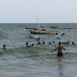 Kenijczycy na swojej plaży.Ci mieszkańcy zdecydowanie więcej czasu spędzają w wodzie niż Polacy znad Bałtyku