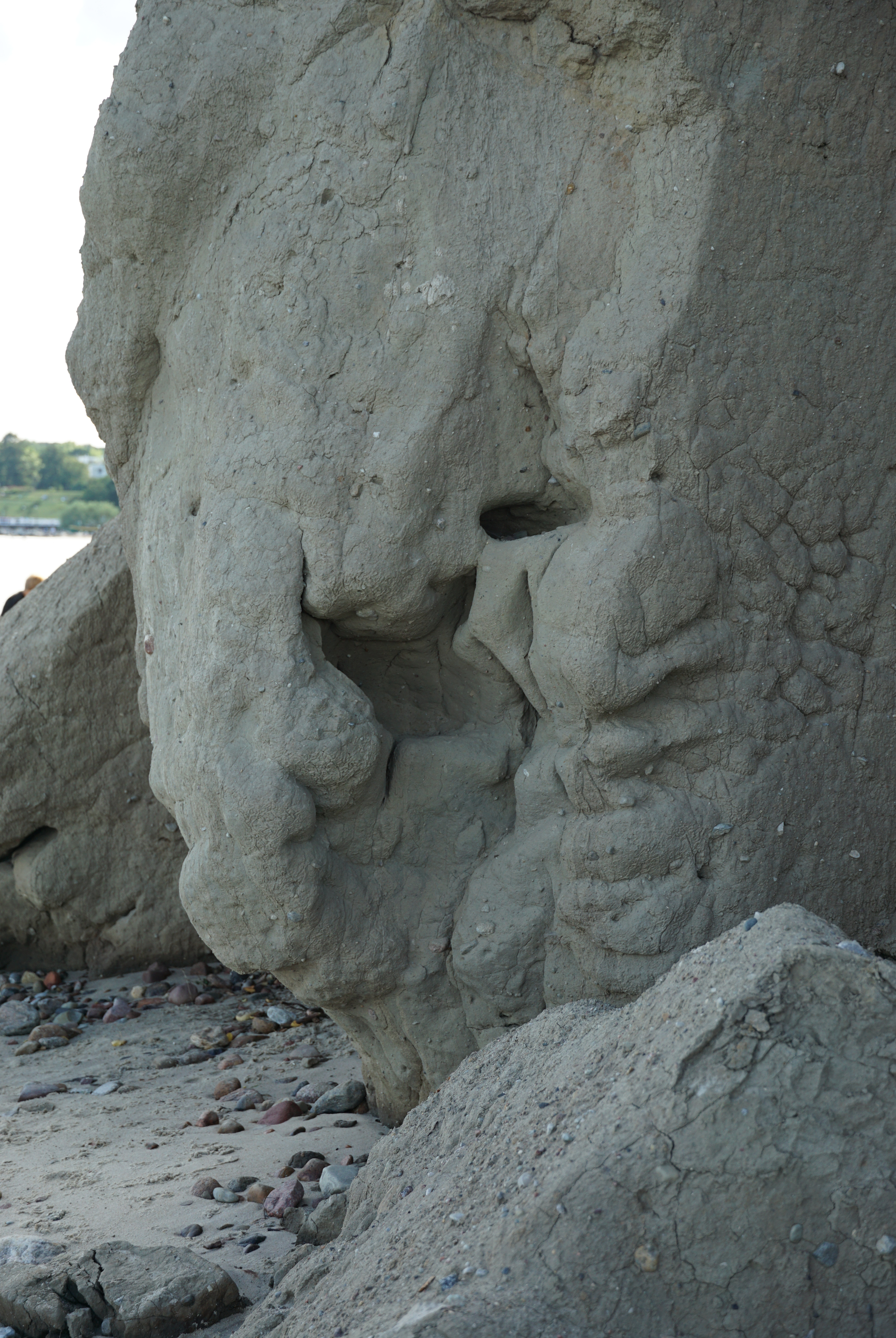 rzeźba w skale - podobna do głowy jednookiego szamana